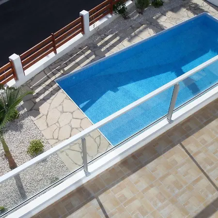 Modern Villa, 4 Bedrooms, Private Pool, Close To Coral Bay Strip Villa