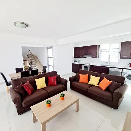 Villa Modern Villa, 4 Bedrooms, Private Pool, Close To Coral Bay Strip *