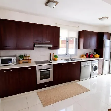 Modern Villa, 4 Bedrooms, Private Pool, Close To Coral Bay Strip *
