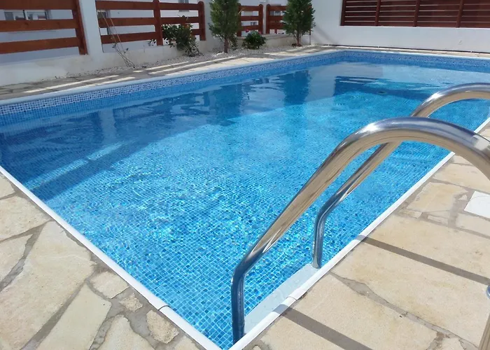 Modern Villa, 4 Bedrooms, Private Pool, Close To Coral Bay Strip Vilă