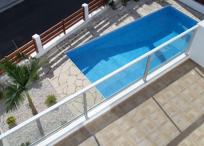 Modern Villa, 4 Bedrooms, Private Pool, Close To Coral Bay Strip Vilă