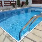 Modern Villa, 4 Bedrooms, Private Pool, Close To Coral Bay Strip Villa