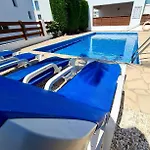 Villa Modern Villa, 4 Bedrooms, Private Pool, Close To Coral Bay Strip *