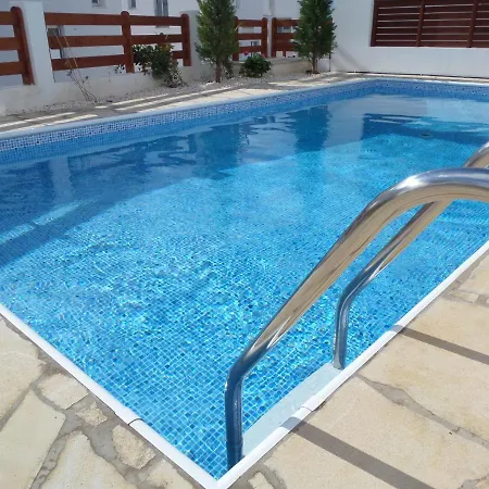 Modern Villa, 4 Bedrooms, Private Pool, Close To Coral Bay Strip Villa