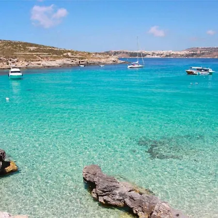 Modern Villa, 4 Bedrooms, Private Pool, Close To Coral Bay Strip *