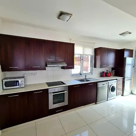 Βίλα Modern Villa, 4 Bedrooms, Private Pool, Close To Coral Bay Strip