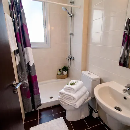 Modern Villa, 4 Bedrooms, Private Pool, Close To Coral Bay Strip Villa *