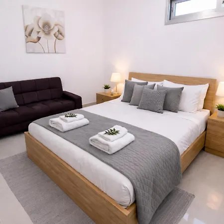 Modern Villa, 4 Bedrooms, Private Pool, Close To Coral Bay Strip Villa *