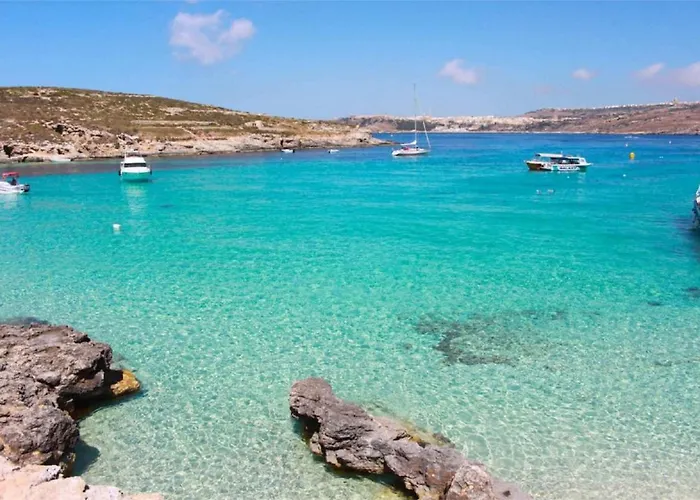 Modern Villa, 4 Bedrooms, Private Pool, Close To Coral Bay Strip *