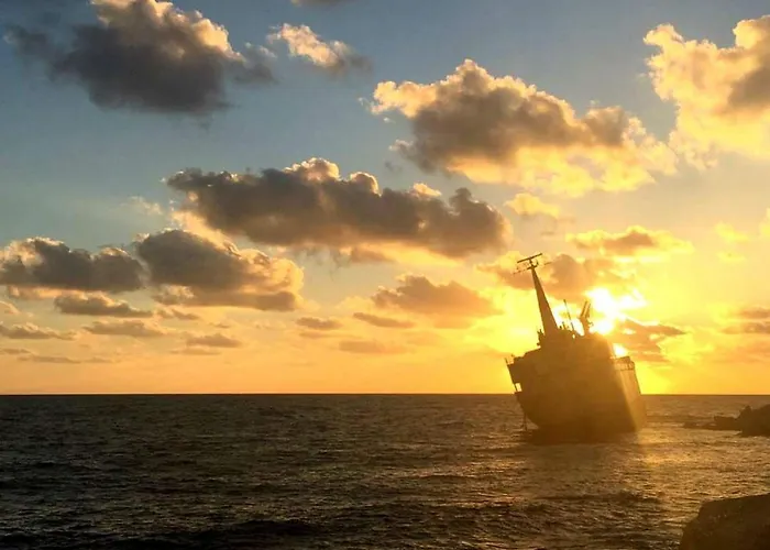 Villa Modern Villa, 4 Bedrooms, Private Pool, Close To Coral Bay Strip *