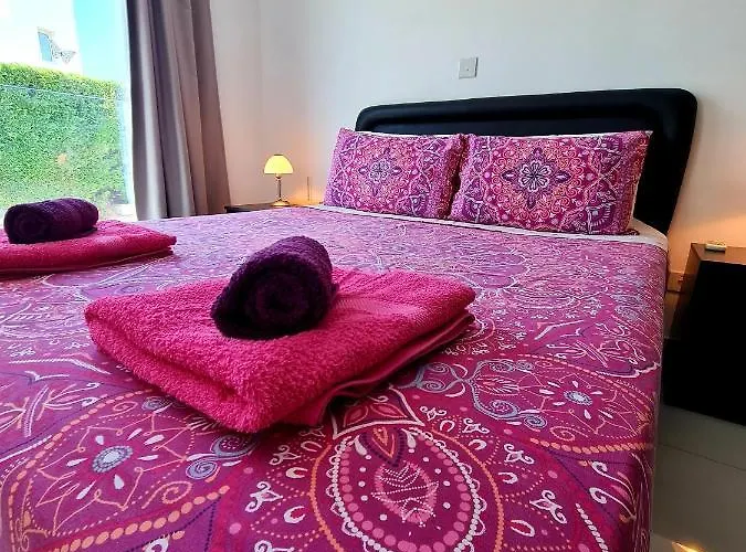 Villa Modern Villa, 4 Bedrooms, Private Pool, Close To Coral Bay Strip *