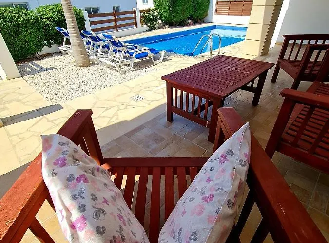 Modern Villa, 4 Bedrooms, Private Pool, Close To Coral Bay Strip *