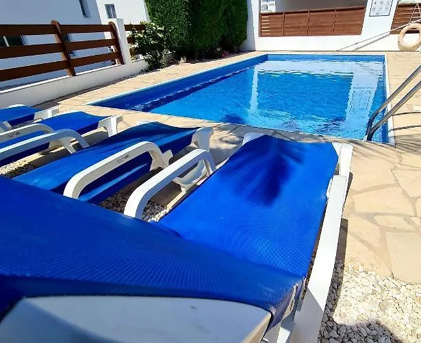 Villa Modern Villa, 4 Bedrooms, Private Pool, Close To Coral Bay Strip *